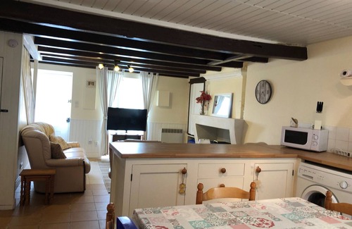 Fontaine Chalendray Cottage | Traditional Charentaise cottage with pool, in the heart of Cognac country