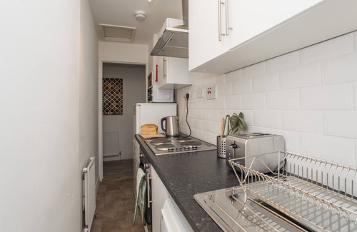 Hamilton Apartment | Traditional 1st floor apartment close to Hamilton West train station