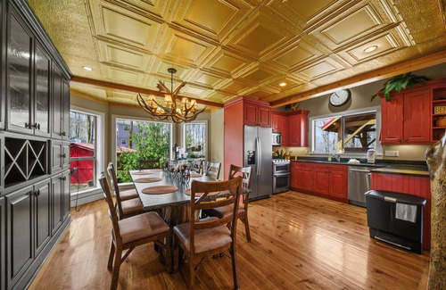 Charter Hills Cabin | Traditional Cabin with Lots of Space