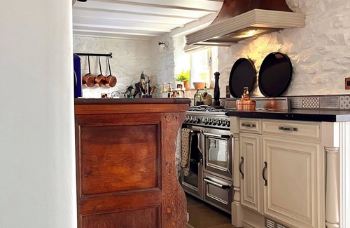 Llanybydder Cottage | Traditional cottage in rural setting near coast
