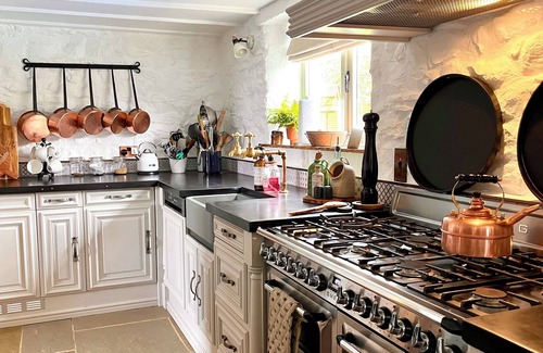 Llanybydder Cottage | Traditional cottage in rural setting near coast