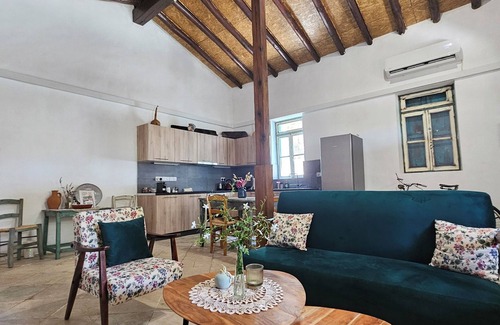 Vasa Koilaniou House | Traditional & cozy adobe housenn