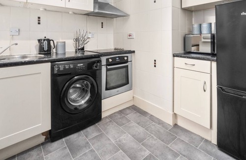 Coatbridge Apartment | Traditional ground floor apartment close to train station