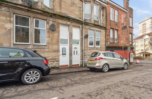 Coatbridge Apartment | Traditional ground floor apartment close to train station