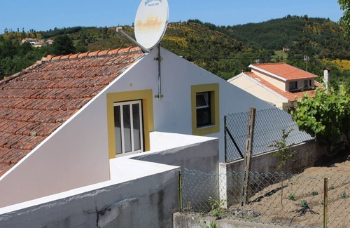 Coja House | Traditional Portugese house amid wooded hills