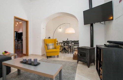 Gorjoes Villa | Traditional Countryside Quinta in Santa Barbara de Nexe