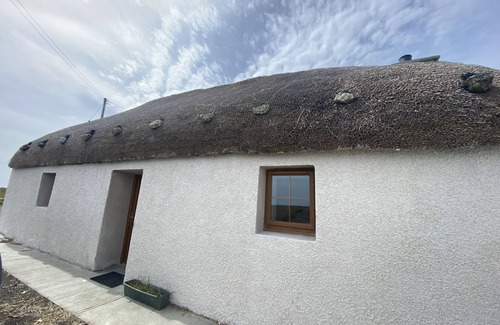 Benbecula Cottage | Traditional thatched cottage- An Taigh Dubh