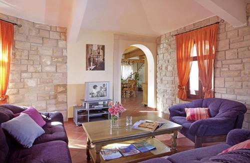 Ripenda Kras Apartment | Traditional two-bedroom Apartment with Terrace Kazun