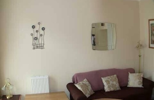 Bothwell Apartment | Traditional2-bed conversion in Bothwell village, near Glasgow