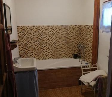 Tekenye House | Traditionelles Bauernhaus Flieder
