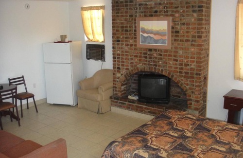 South Hutchinson Hotel | Trails West Motel