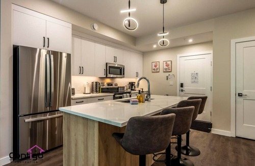 Golden Condo | Trailside Vista | Huge Patio | BBQ | AC | Downtown