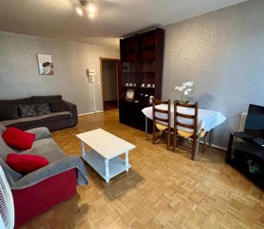 Saint-Priest Apartment | Tram 50 m, Balcon, Parking facile