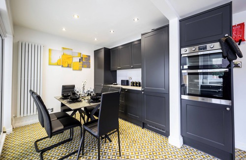 Clayton House | Tramside Retreat – 3BR Near Manchester & Etihad