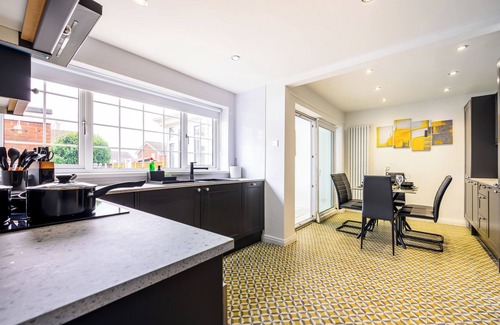 Clayton House | Tramside Retreat – 3BR Near Manchester & Etihad