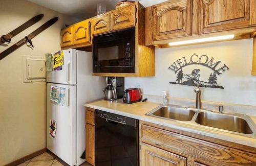 Wildernest Condo | Tranquil 2BR: Near Trails & Free Shuttle