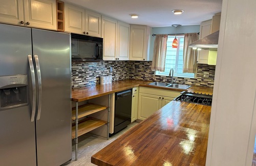 Flora Villa House | Tranquil 3BR Retreat: Private Pool, Large Yard, Near Beach & Downtown.