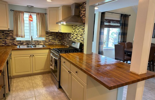 Flora Villa House | Tranquil 3BR Retreat: Private Pool, Large Yard, Near Beach & Downtown.