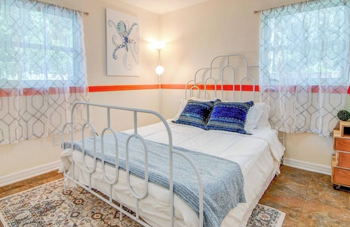 Gainesville House | Tranquil, 4 BR, Large Backyard with Fire Pit and BBQ