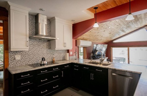 Uxbridge House | Tranquil 4BR Pondside Retreat: Hot Tub, BBQ, Gym.