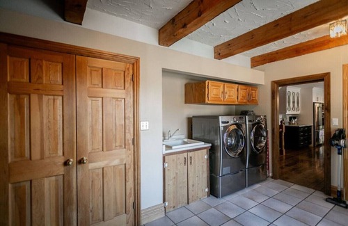 Uxbridge House | Tranquil 4BR Pondside Retreat: Hot Tub, BBQ, Gym.