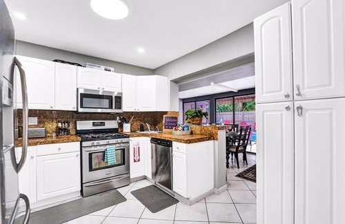 Oakland Park House | Tranquil 7BD Villa-Pool-BBQ