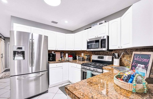 Oakland Park House | Tranquil 7BD Villa-Pool-BBQ