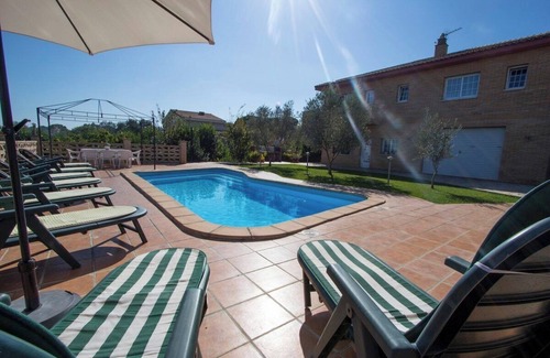Sils Villa | Tranquil Costa Brava Retreat with private suite!