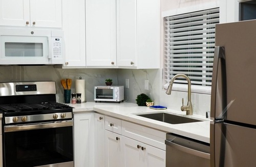 Charter Oak House | Tranquil & Cozy Stay – Your Relaxing Home Away from Home