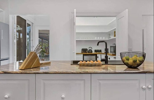 Mount Eliza House | Tranquil Estate | Pool, Hot Tub & Gardens