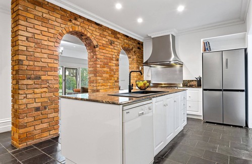 Mount Eliza House | Tranquil Estate | Pool, Hot Tub & Gardens