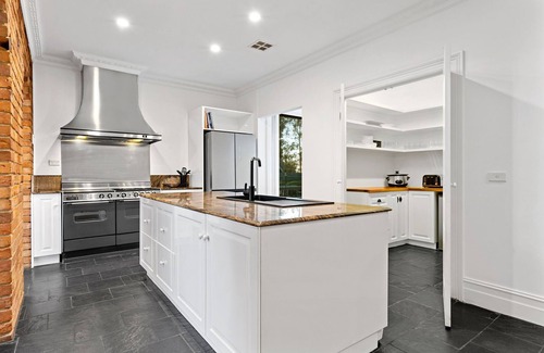 Mount Eliza House | Tranquil Estate | Pool, Hot Tub & Gardens