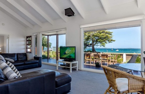 Rhyll House | Tranquil Foreshore beach Setting