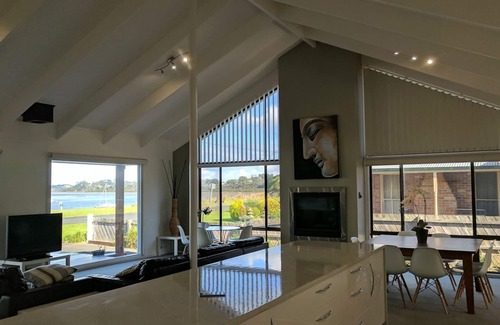 Rhyll House | Tranquil Foreshore beach Setting
