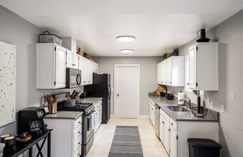 West Salem House | Tranquil Haven w/large yard, laundry : West Salem