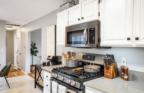 West Salem House | Tranquil Haven w/large yard, laundry : West Salem