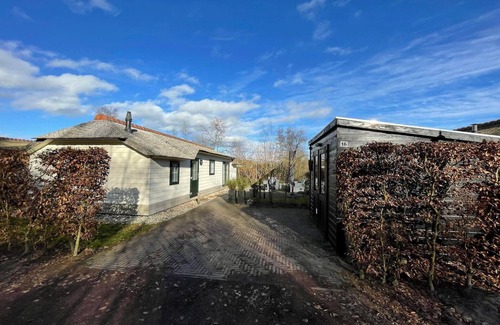 Sint Nicolaasga House | Tranquil Lakeside Stay for 4 guests