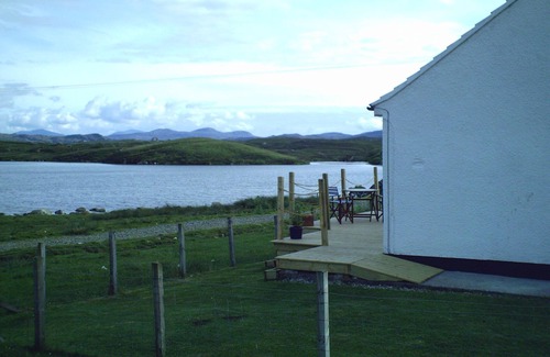 Ardroil Cottage | Tranquil Loch side cottage in the Hebrides