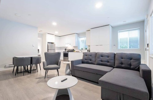 White Rock House | Tranquil & Modern: Close to Promenade & Pier ~ Pkg