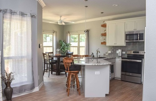 Springtown House | Tranquil Modern Cottage with Deck & Fire Pit - Gateway to Eagle Mountain Lake & Fort Worth