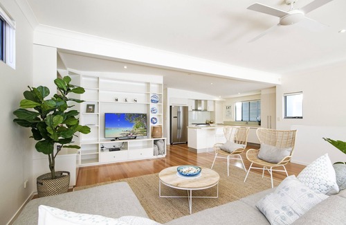 Tewantin House | Tranquil & Modern Riverside Getaway