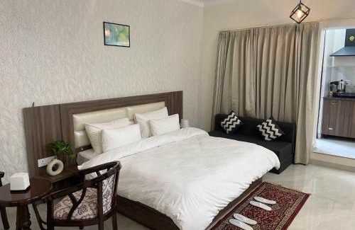 Sector 40 Apartment | Tranquil Nest in Gurgaon with balcony