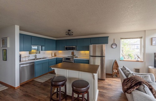Roads End House | Tranquil ocean view, walk to beach, king suite