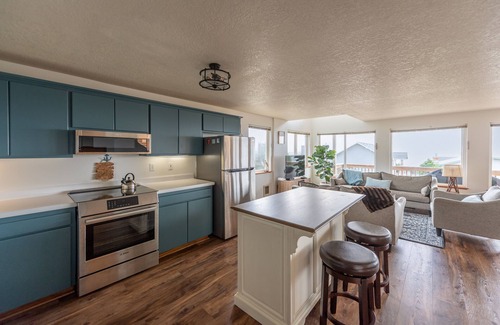 Roads End House | Tranquil ocean view, walk to beach, king suite