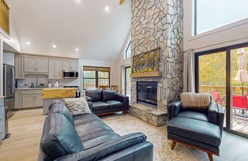 The Peaks at Lake Lure House | Tranquil Paws: Your Dog-Friendly Haven in Lake Lure with a Hot Tub
