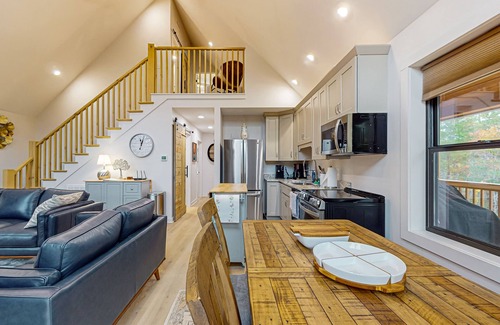 The Peaks at Lake Lure House | Tranquil Paws: Your Dog-Friendly Haven in Lake Lure with a Hot Tub