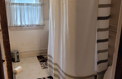 Rochester House | Tranquil Retreat a mile away from URMC