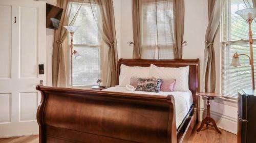 Clifton Apartment | Tranquil Retreat amidst Clifton & Crescent Hill's Vibrant Energy