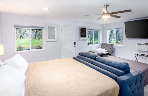 Kaweah House | Tranquil Riverfront Studio