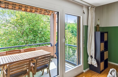 Hirslanden Apartment | Tranquil, Spacious Flat: 10' to Lake & Downtown